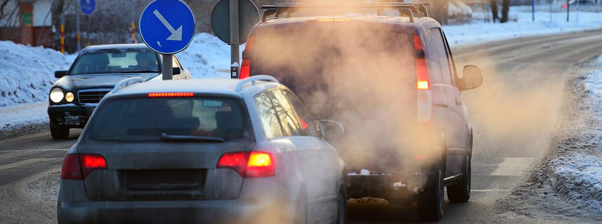 En bild på en bils avgasrör som släpper ut farliga avgaser, bland annat: kol(mon)oxid, kväveoxider och kolväten.
