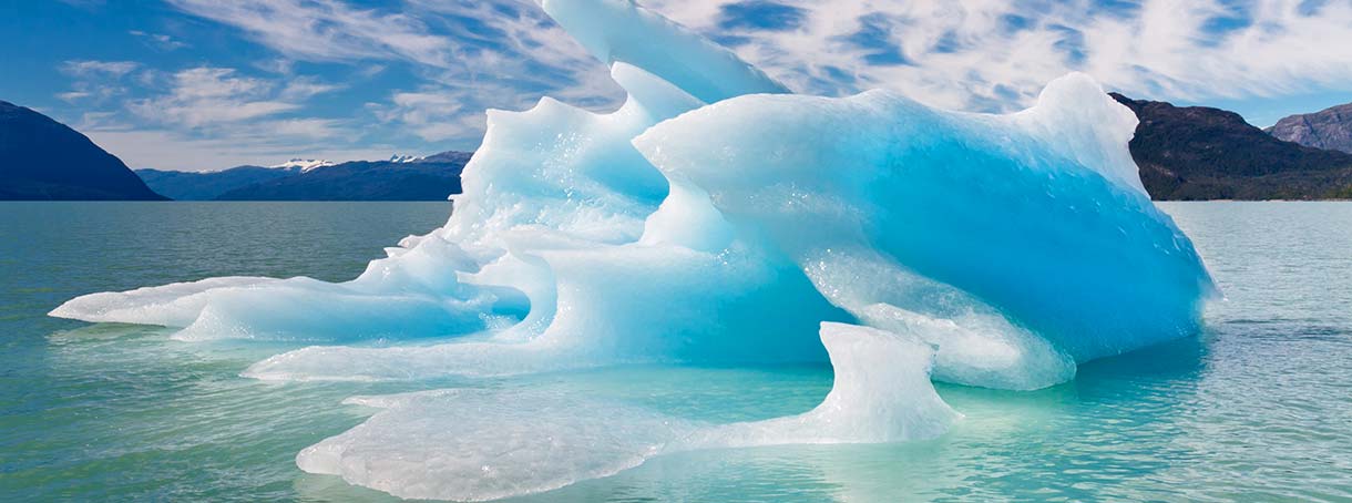 En bild på ett litet isberg som smälter. En stigande global medeltemperatur och smältande glaciärer är bara två av de problem som fordonstrafiken är en bidragande faktor till.