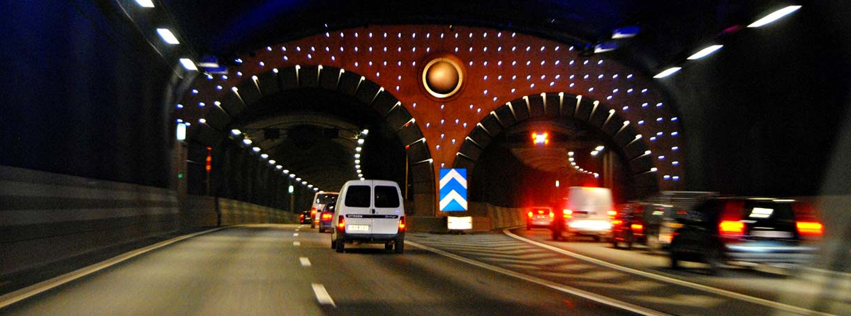 En bild på bilar som kör genom en tunnel. Ett exempel på en trafikmiljö där det finns risk för Kolmonoxidförgiftning.